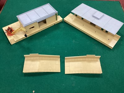 Lot 518 - Two Hornby Dublo OO Gauge Buildings: a Main...