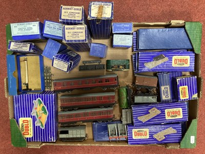 Lot 350 - Twelve items Hornby Dublo 3-rail rolling stock,...