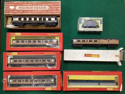 Lot 489 - A boxed Graham Farish OO gauge Pullman Car...