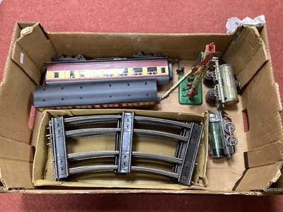 Lot 427 - A Quantity of Tinplate and Similar 'O' Gauge...