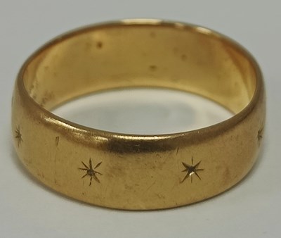 Lot 32 - A Wedding Band Style Ring, engraved starburst...