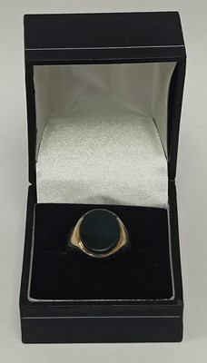 Lot 43 - A 9ct Gold Bloodstone Inset Signet Style Ring,...