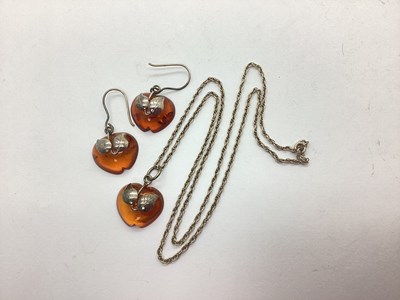 Lot 86 - A Novelty Amber Coloured Pendant Necklace and...