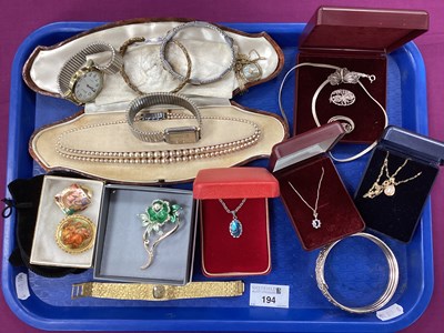 Lot 194 - An Assortment of Vintage and Later Jewellery,...