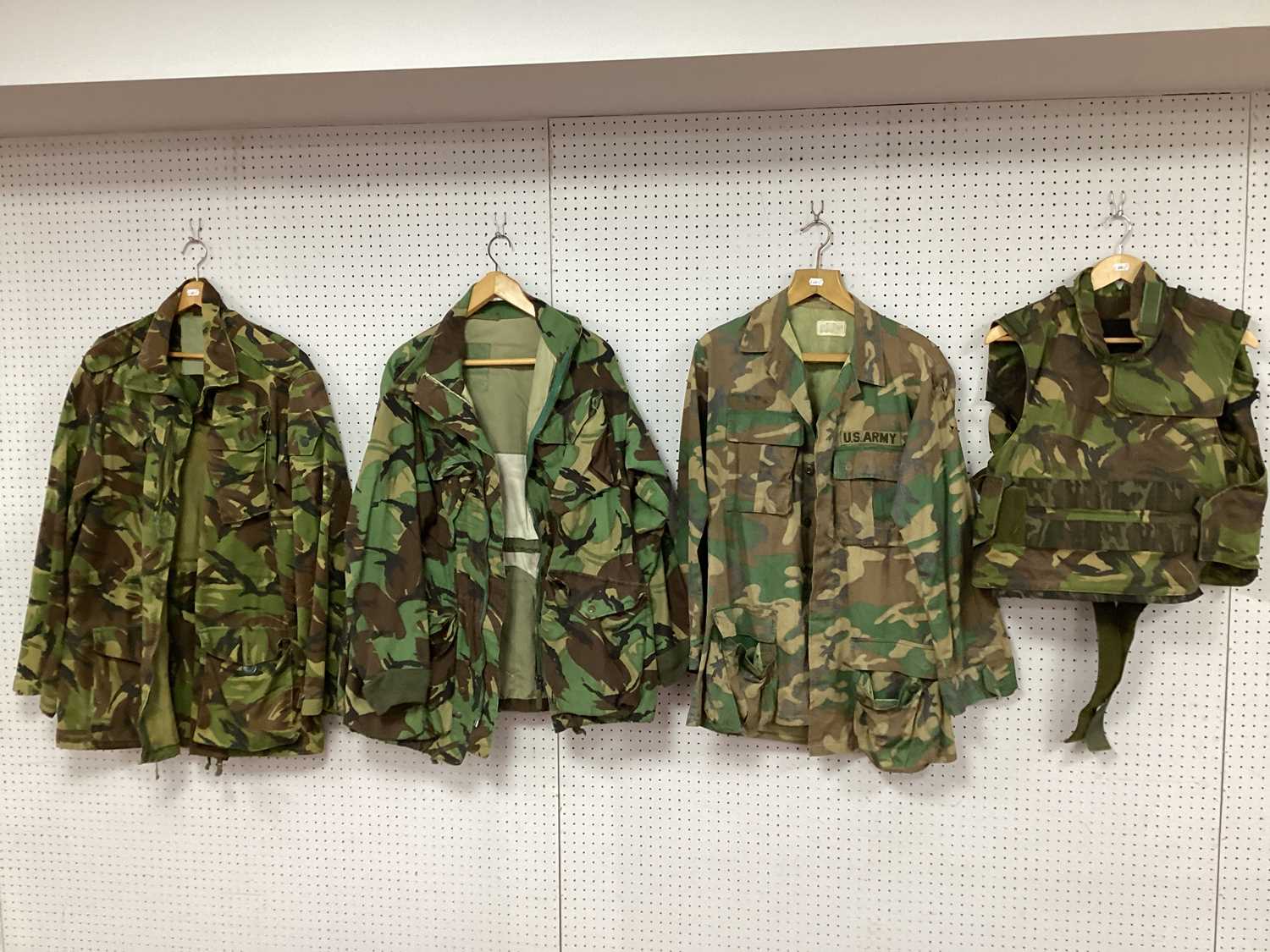 Lot 405 - British Army DPM Parachutist Smock, inside...