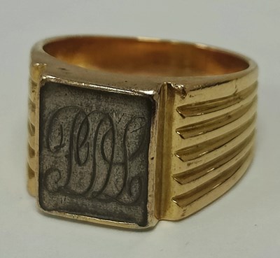 Lot 50 - An Egyptian Gent's Signet Style Ring, with...