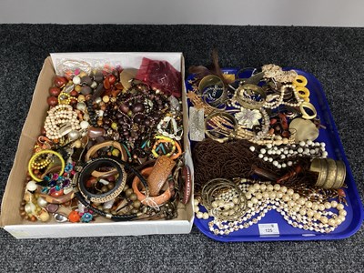 Lot 125 - A Quantity of Modern Costume Jewellery, in...