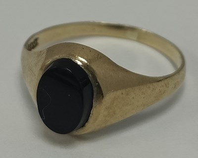 Lot 37 - A 9ct Gold Signet Ring, oval hardstone panel...