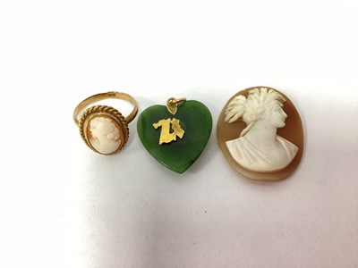 Lot 62A - A Vintage Shell Cameo Panel Ring, the oval...