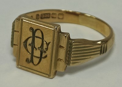 Lot 39 - A 9ct Gold Signet Ring, the rectangular panel...