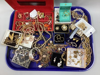 Lot 163 - Assorted Modern Costume Jewellery, including...