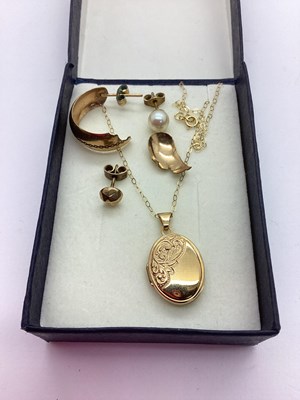 Lot 81 - A Modern 9ct Gold Oval Locket Pendant, with...