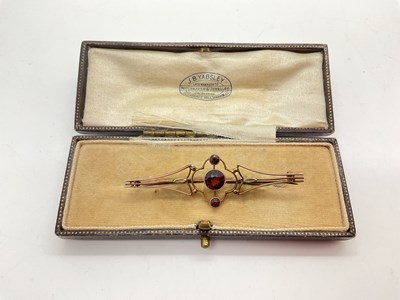 Lot 99 - An Antique Three Stone Bar Brooch, the...