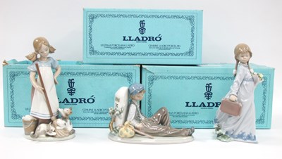 Lot 1246 - Lladro Figures 'Time to Rest' 5399 18cm long, '...