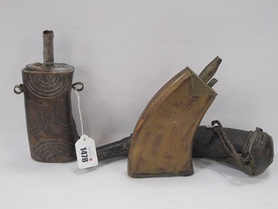 Lot 1478 - Brass Mounted Horn Gun Powder Flask, 17cm high