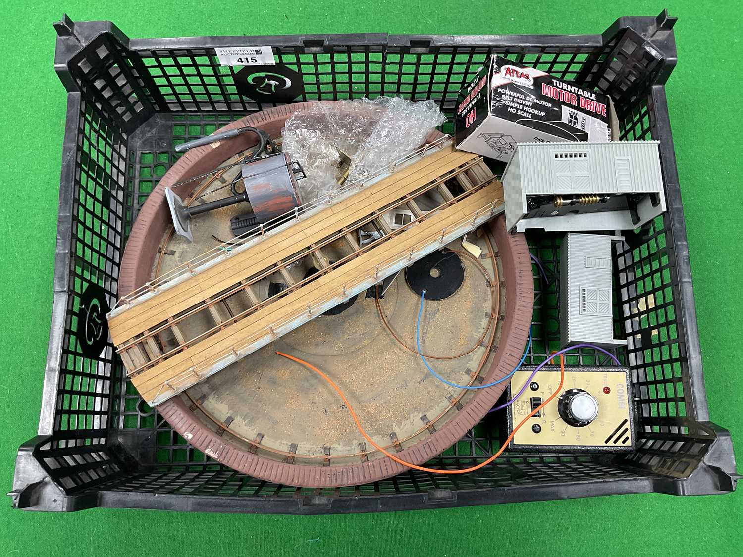 Lot 415 - An 00/HO well-type turntable with Atlas