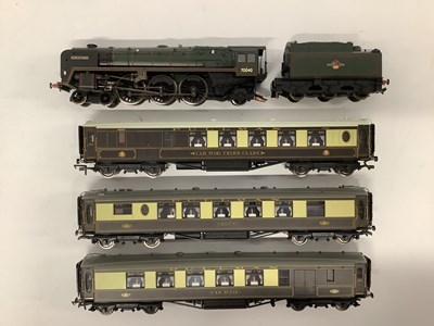 Lot 905 - A Hornby 00 gauge Pullman Train comprising...