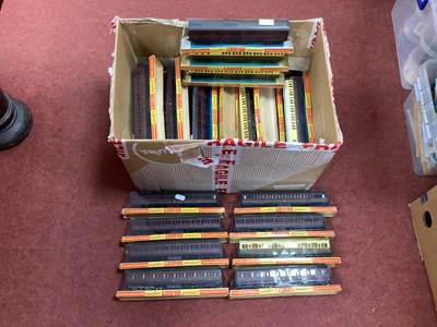 Lot 597 - Twenty-Six 'OO' Gauge/4mm Farish Blister...