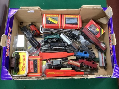 Lot 577 - A quantity of mainly Triang and Hornby 00...