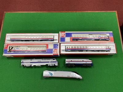 Lot 499 - Two HO scale US Amtrak locomotives: a GE...