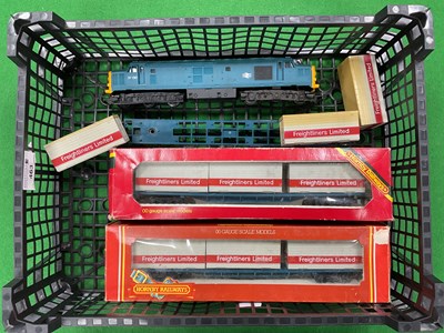 Lot 463 - A Hornby OO Freightliner train, comprising a...