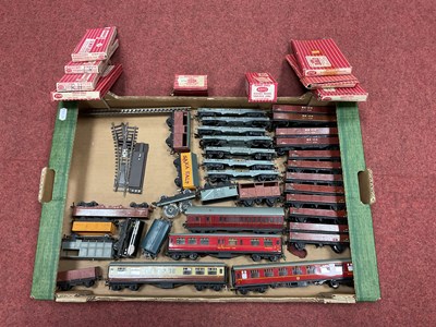 Lot 430 - A quantity of Hornby Dublo 00 gauge two-rail...