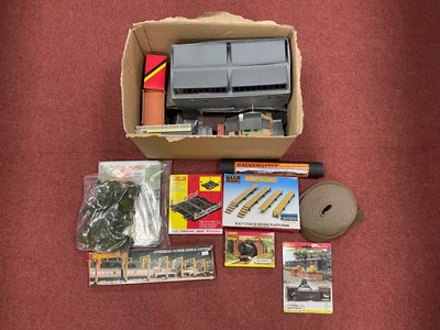 Lot 460 - A quantity of 00 gauge scenic accessories and...