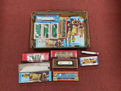 Lot 428 - Approximately sixteen HO scale American...