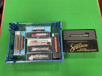 Lot 524 - Eight boxed N Gauge US outline dummy diesel...