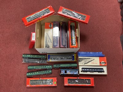 Lot 408 - Twenty-Two 'HO' Gauge U.S.A Outline Coaches by...