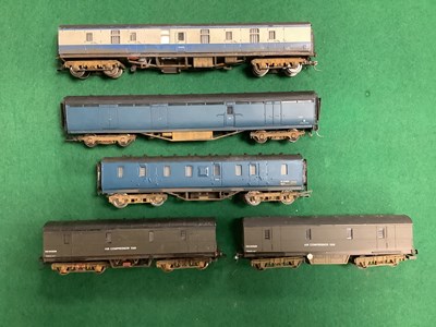 Lot 609 - Five 00 guage parcels vans in BR blue and...