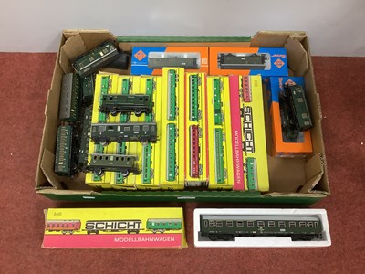 Lot 599 - Twenty-one HO scale Deutsche Reichsbahn (DR)...