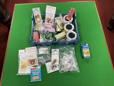 Lot 523 - A quantity of model railway electric and...