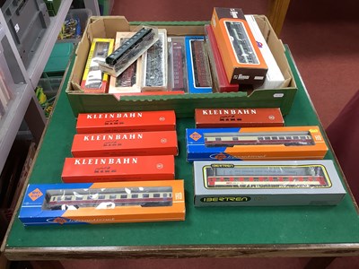 Lot 573 - Seventeen 'HO' Gauge Boxed Items of...