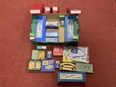 Lot 401 - A collection of boxed Hornby Dublo 00 gauge...