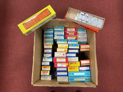 Lot 384 - Forty-Eight 'HO' Gauge U.S.A Outline Boxed...