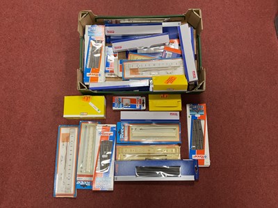 Lot 406 - A quantity of HO scale railway accessories in...