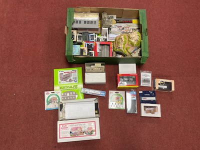 Lot 424 - A box of N gauge scenic items and accessories,...