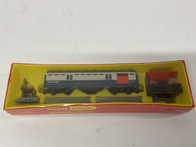 Lot 862 - A boxed Triang-Hornby 00 gauge R402 operating...