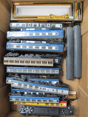 Lot 858 - Twenty five OOg coaches by Triang, Hornby etc,...