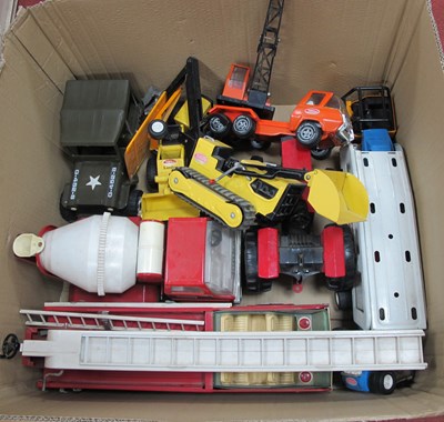 Lot 441 - Thirteen Tonka Toys pressed steel vehicles to...