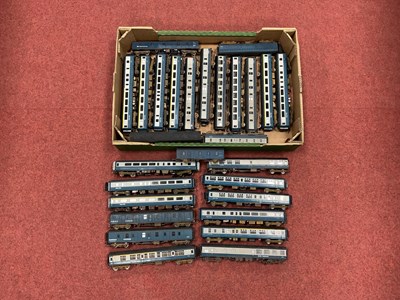 Lot 425 - Approximately twenty-seven 00 gauge Mk1 and...