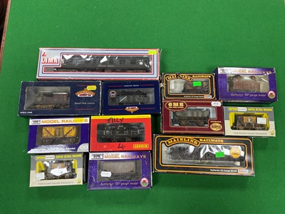 Lot 486 - Twelve boxed items of 00 rolling stock, by...