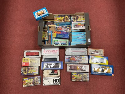 Lot 439 - Approximately thirty-three boxed HO scale...