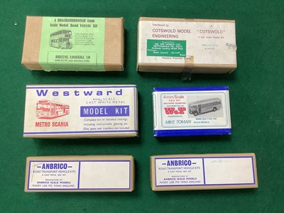 Lot 632 - Six boxed 00 gauge 4mm scale cast metal road...