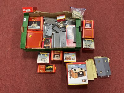 Lot 369 - A quantity of 00 gauge/scale buildings and...