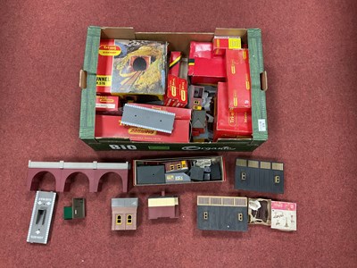 Lot 378 - A quantity of 00 gauge railway buildings and...