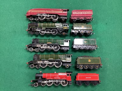 Lot 671 - Five Triang and Hornby 00 gauge locomotives:...
