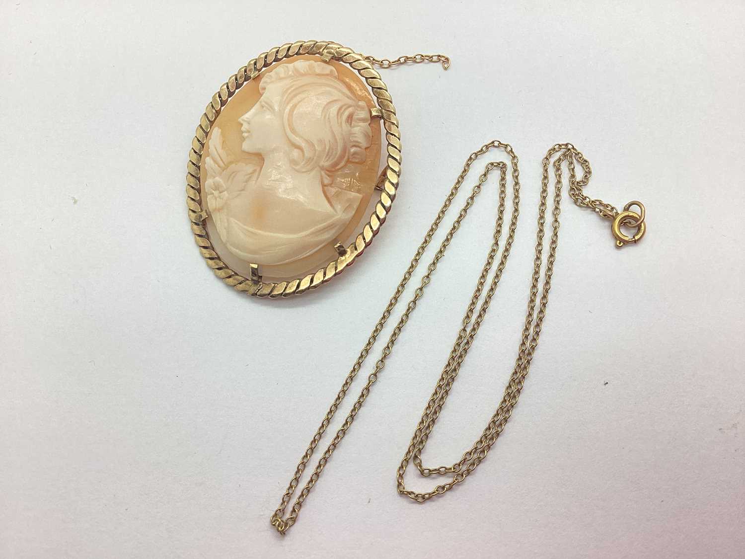 Lot 111 - A 9ct Gold Mounted Carved Shell Cameo Brooch ,...
