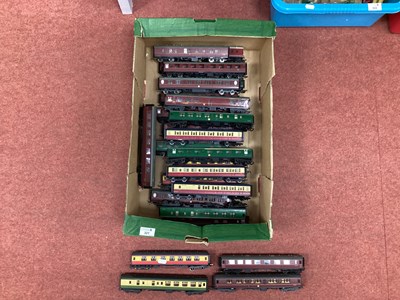 Lot 321 - Approximately Twenty Five OO Gauge Coaches...